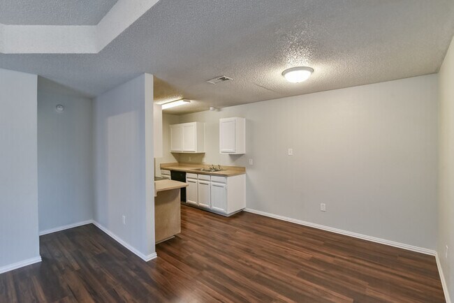 Building Photo - 5912 Tinsley Dr