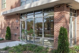 Building Photo - 905 N Jackson St