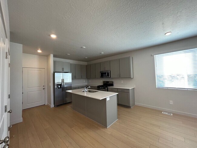 Building Photo - 4 Bedroom 2.5 Bathroom Townhome in Lehi!