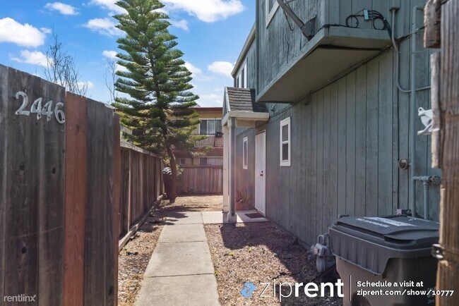 Building Photo - 4 br, 2 bath Townhome - 2446 90th Ave, Oak...