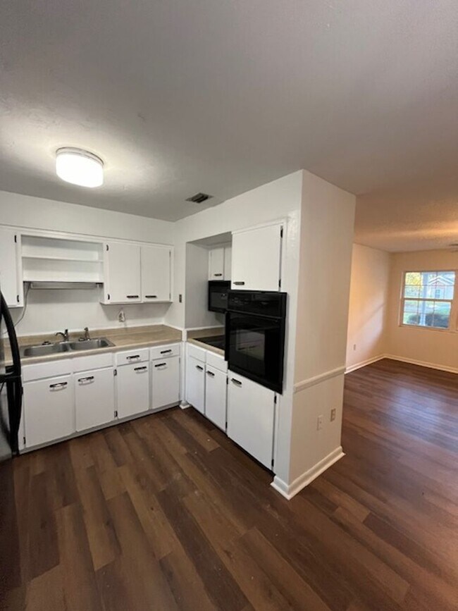 Building Photo - 3 bedroom 2 bathroom newly renovated!