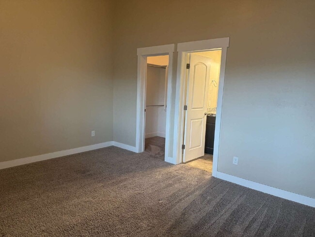 Building Photo - HUGE & SPACIOUS 3 bedroom/ 2-bathroom cond...