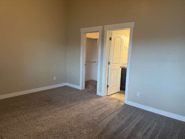 Foto del edificio - HUGE & SPACIOUS 3 bedroom/ 2-bathroom cond...