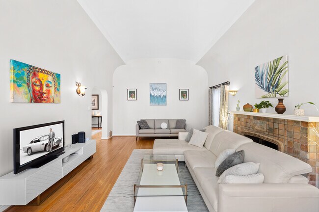 Building Photo - 939 S Ogden Dr