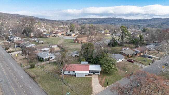 Building Photo - 1701 Wakefield Dr NE