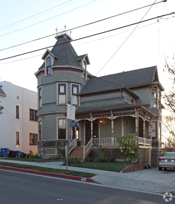 Building Photo - 724 E Edgeware Rd