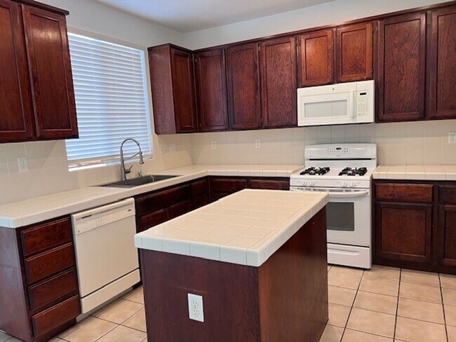 Foto del edificio - 4 bedroom home with one full bedroom and b...