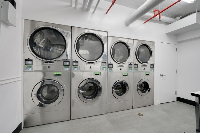 Foto del edificio - 2400 Webb Ave