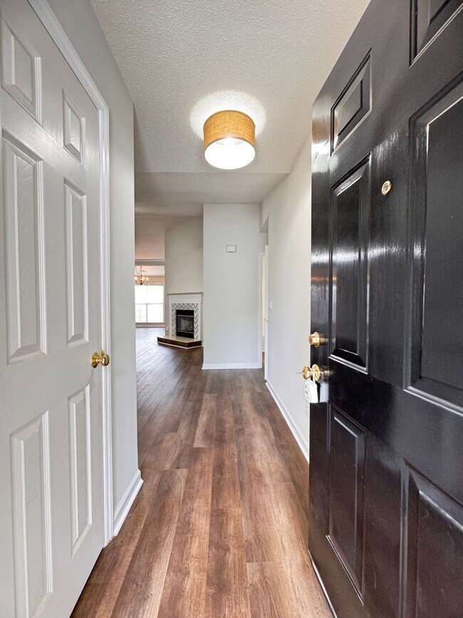 Foto del edificio - 2BR 2BA One Level Townhome with Garage