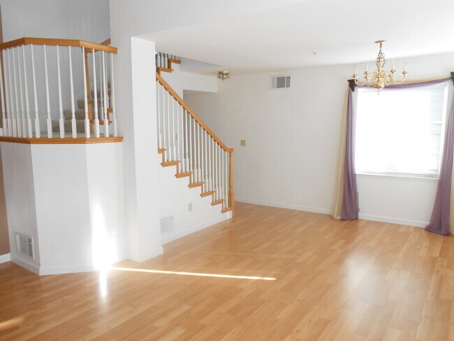 Building Photo - 533 Devonshire Ct
