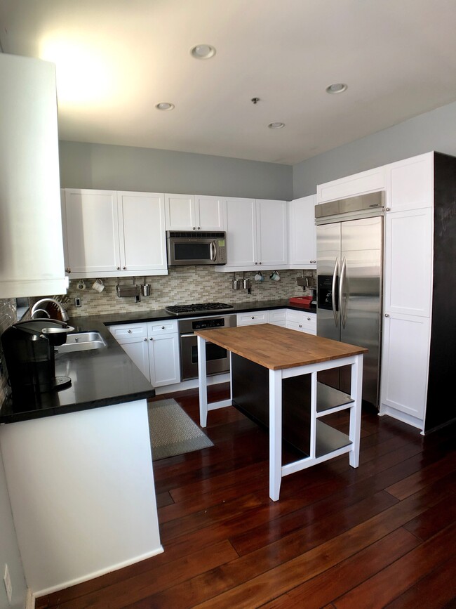 Kitchen - 5300 Playa Vista Dr