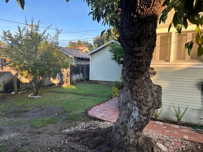 Foto del edificio - 325 E Colorado Blvd