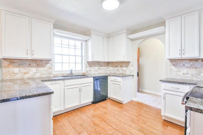 Foto del edificio - Pre-Leasing this Fantastic home ! Updated ...