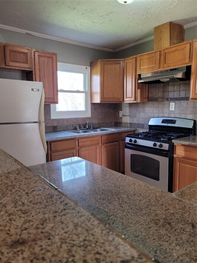 Building Photo - 500 Bluebonnet Dr