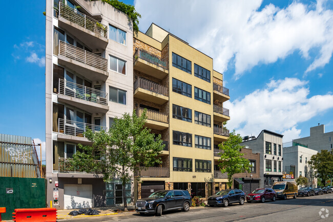 Building Photo - 185 York St