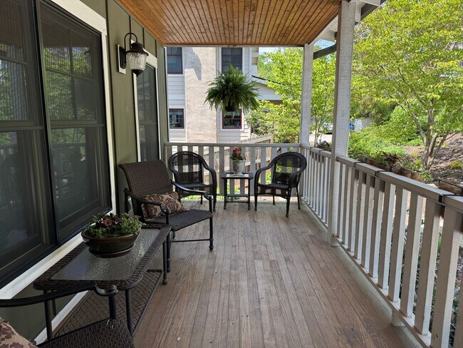 Foto del edificio - Central AVL - Beautiful Custom Home with F...