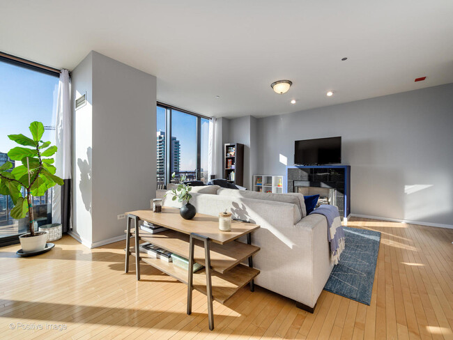 Foto del edificio - 330 N Jefferson St