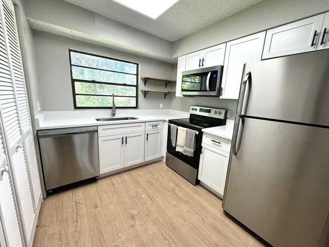 Building Photo - Renovated 2 Bedroom / 1 Bathroom Apartment