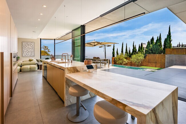 Foto del edificio - 1807 Blue Heights Dr