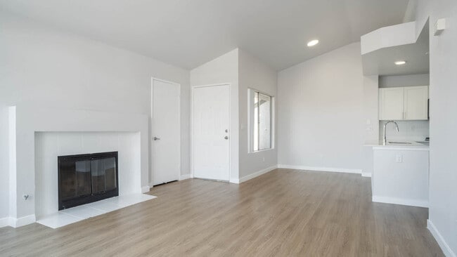 Building Photo - Vista Del Lago