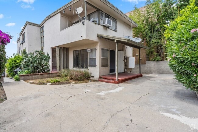 Building Photo - 1142 Serrano Ave