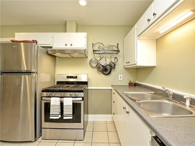 Building Photo - 400 Zennia St