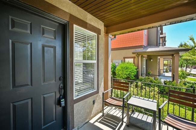 Building Photo - Stunning Row End Townhome In Excellent Loc...