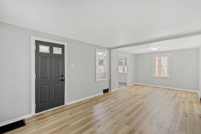 Building Photo - GORGEOUS 3 BEDROOM HOME IN DRAVOSBURG WITH...