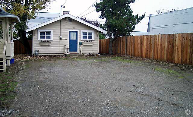 Alternate Buiding View 4 - 4936 NE 105th Ave