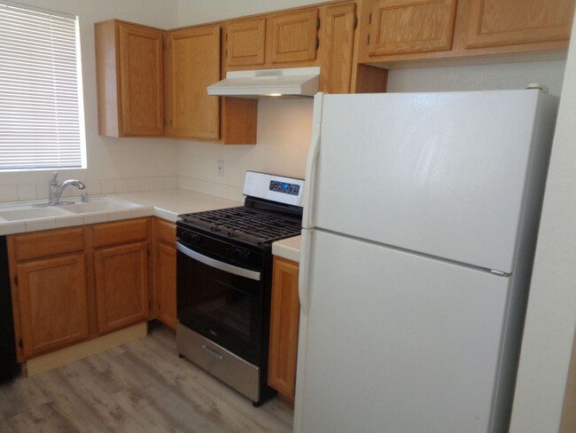 Building Photo - Cute and Clean 2 Bedroom Rosamond Home