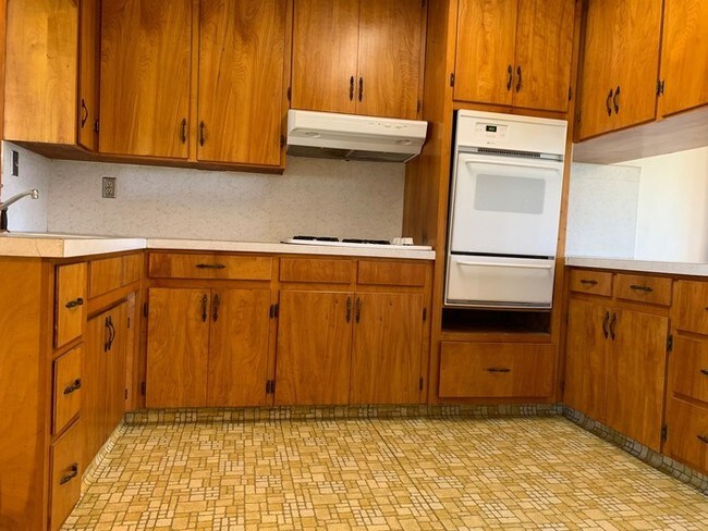 Building Photo - Charming 3 Bed, 2 Bath Country Home for Rent!