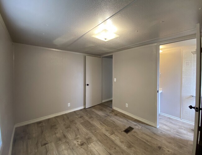 Building Photo - 997 Blue Stem Dr