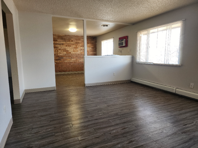 Foto del edificio - 734 Elmhurst Pl
