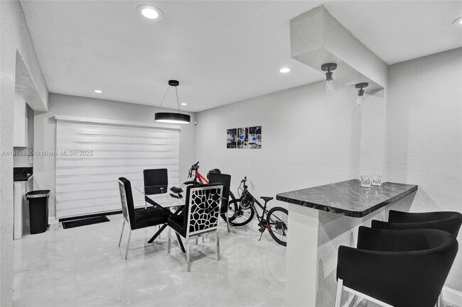Foto del edificio - 19805 NW 28th Ct