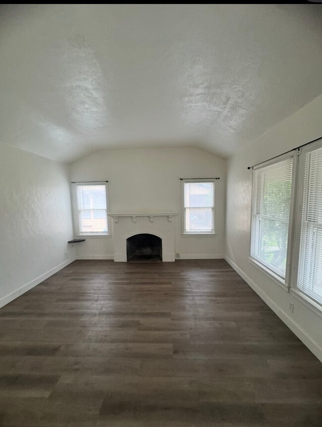 Building Photo - 1361 N Safford Ave