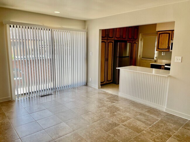 Foto del edificio - Fully Remodeled 3-BR, 3-BA Townhome with K...