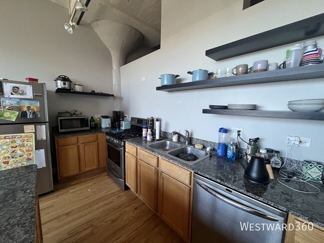 Building Photo - 221 E Cullerton St