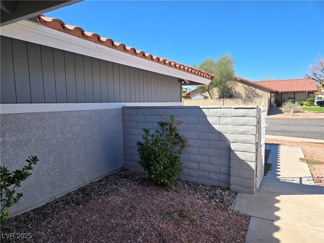 Building Photo - 1405 Termas