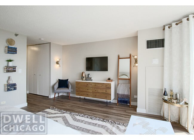 Studio Model - 1750 N Clark St