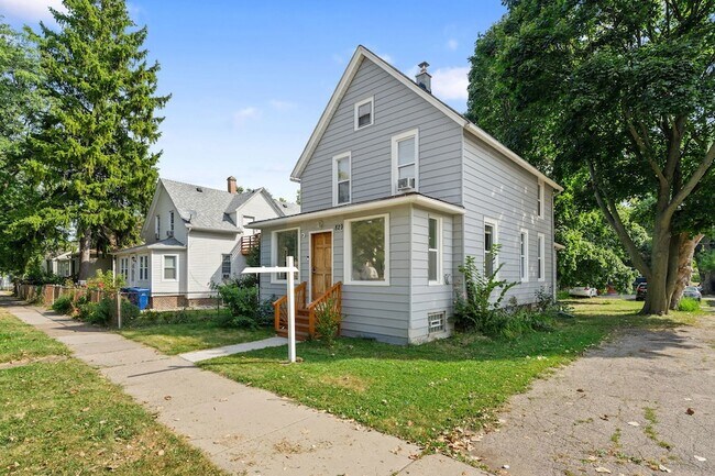 Building Photo - 829 S Jackson St