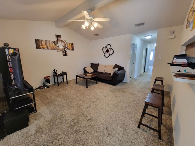 Building Photo - College Station - 3 Bedrooms / 2 bath / Fe...