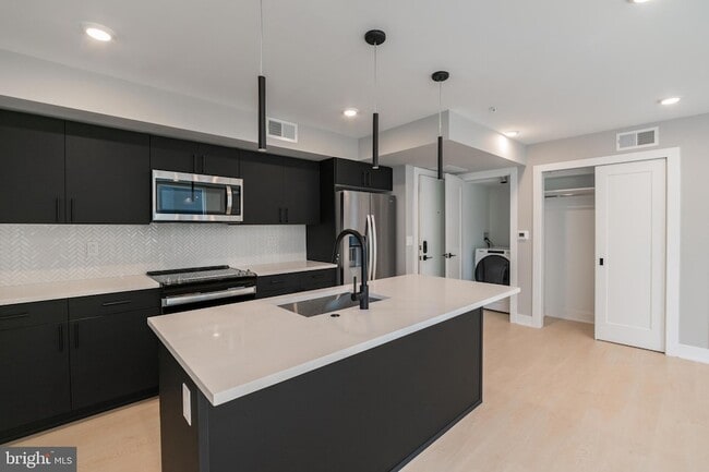 Foto del edificio - 6604 Ridge Ave