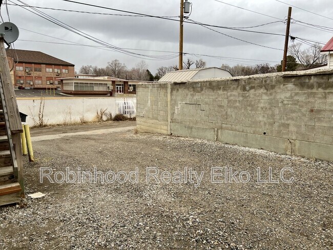 Foto del edificio - 647 Cedar St