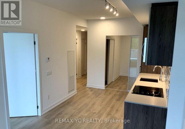 Photo du bâtiment - 150 Logan Ave