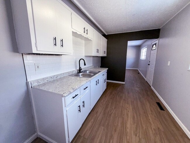 Building Photo - Move-In Ready 3BR Home w/ Eat-In Kitchen, Yard & Off-Street Parking