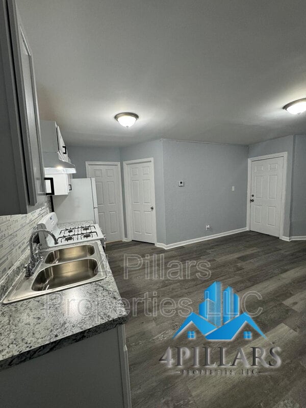 Building Photo - 3904 Deodar St