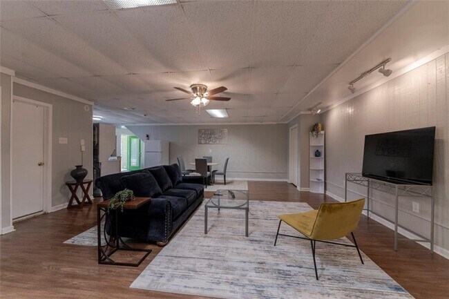 Building Photo - 2560 Piney Wood Ln