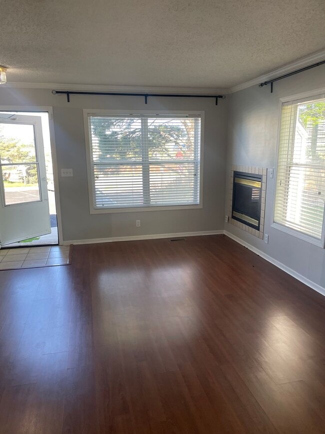 Building Photo - Townhouse for rent 2 bed 1.5 bath Castle Rock Co