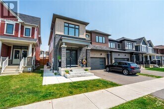 Building Photo - 28 Malcolm Cres