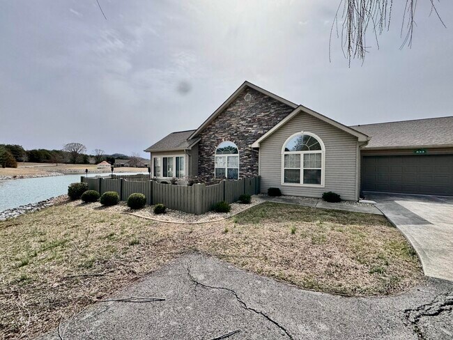 Foto del edificio - 433 Deer Lake Pl